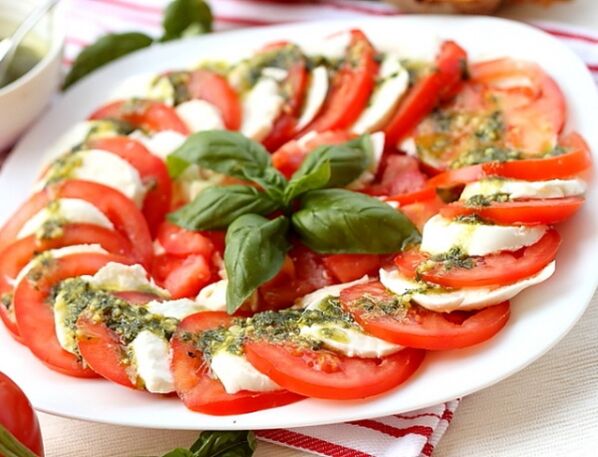 A Caprese kiváló előétel azoknak, akik mediterrán diétát követnek. 