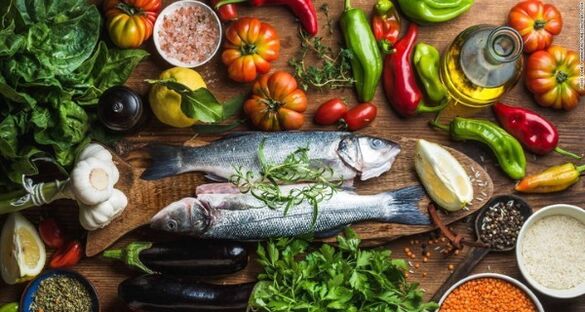 A hal és a zöldségek a fő termékek a mediterrán étrendben a fogyás érdekében. 