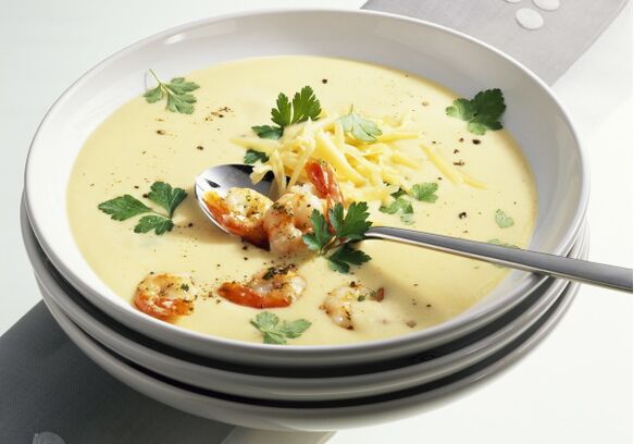 A mediterrán diétás ebéd tartalmazhat sajtkrémet és tenger gyümölcsei levest. 