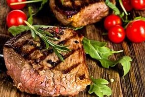 steak zöldekkel és zöldségekkel a keto étrendhez